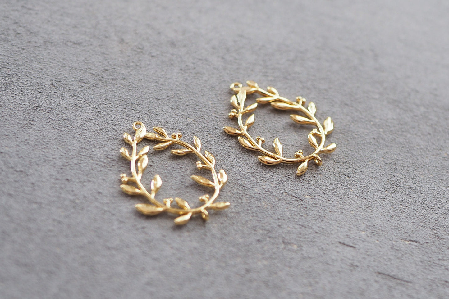 6 Blätterkranz Anhänger mit extra Öse, 28mm x 22mm, 18 Karat echt vergoldet, Zweige Blätter Beeren Ring Verbinder Schmuckzubehör