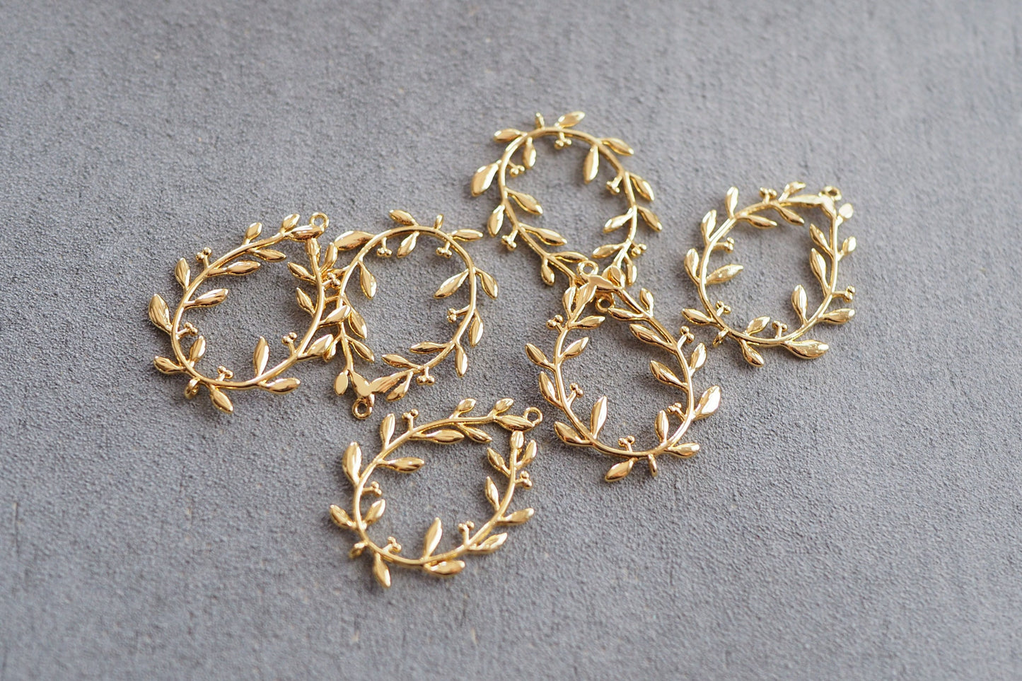 6 Blätterkranz Anhänger mit extra Öse, 28mm x 22mm, 18 Karat echt vergoldet, Zweige Blätter Beeren Ring Verbinder Schmuckzubehör