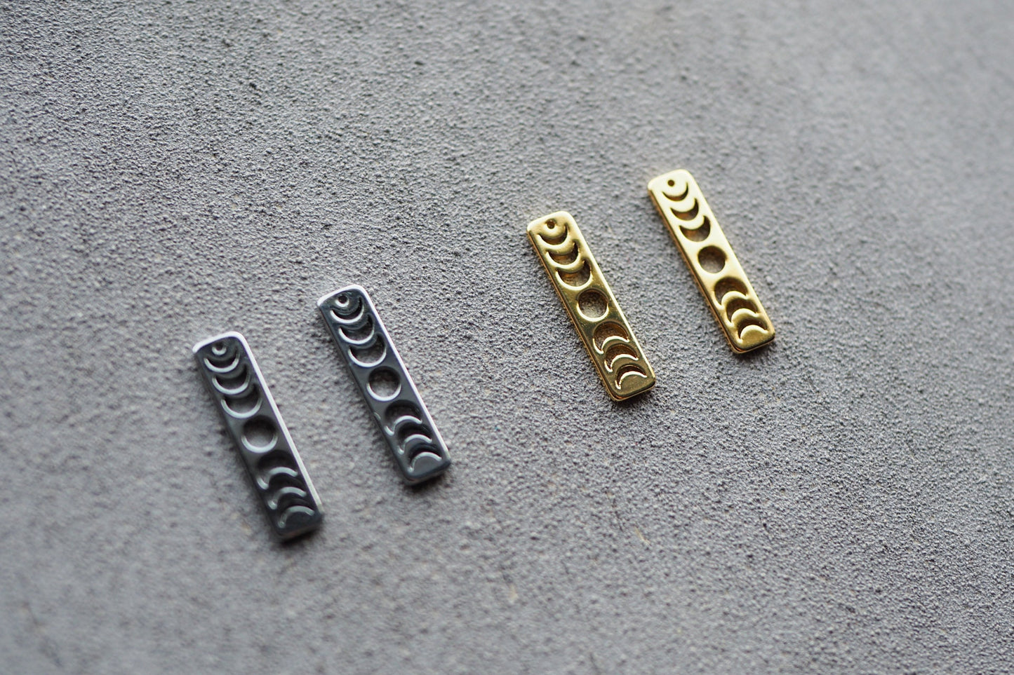 10 Mondphasen Anhänger, 20mm x 5mm, Messing 18 Karat echt vergoldet o. platiniert, Silber Gold Mond Phasen Schmuckzubehör