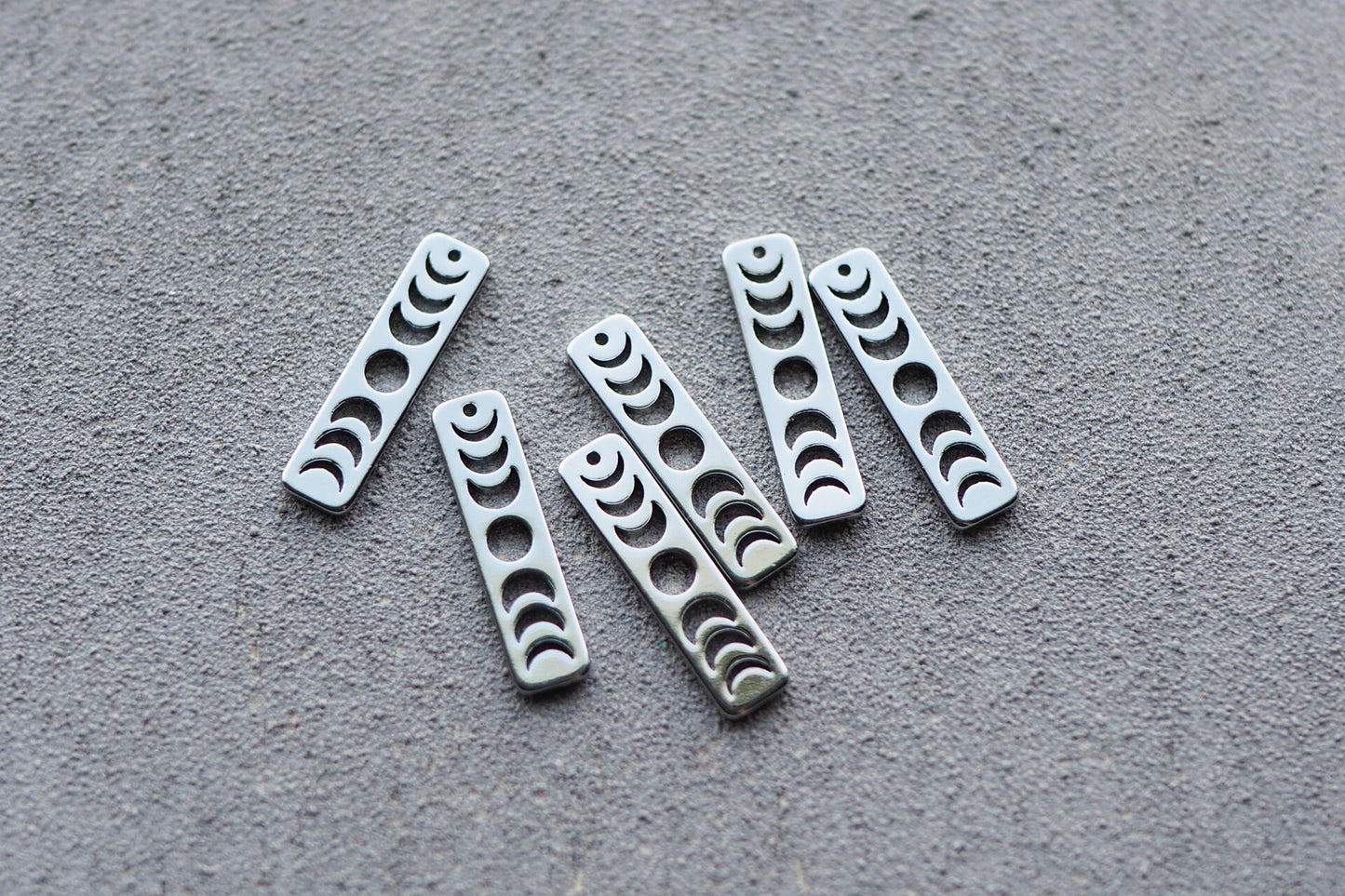 10 Mondphasen Anhänger, 20mm x 5mm, Messing 18 Karat echt vergoldet o. platiniert, Silber Gold Mond Phasen Schmuckzubehör