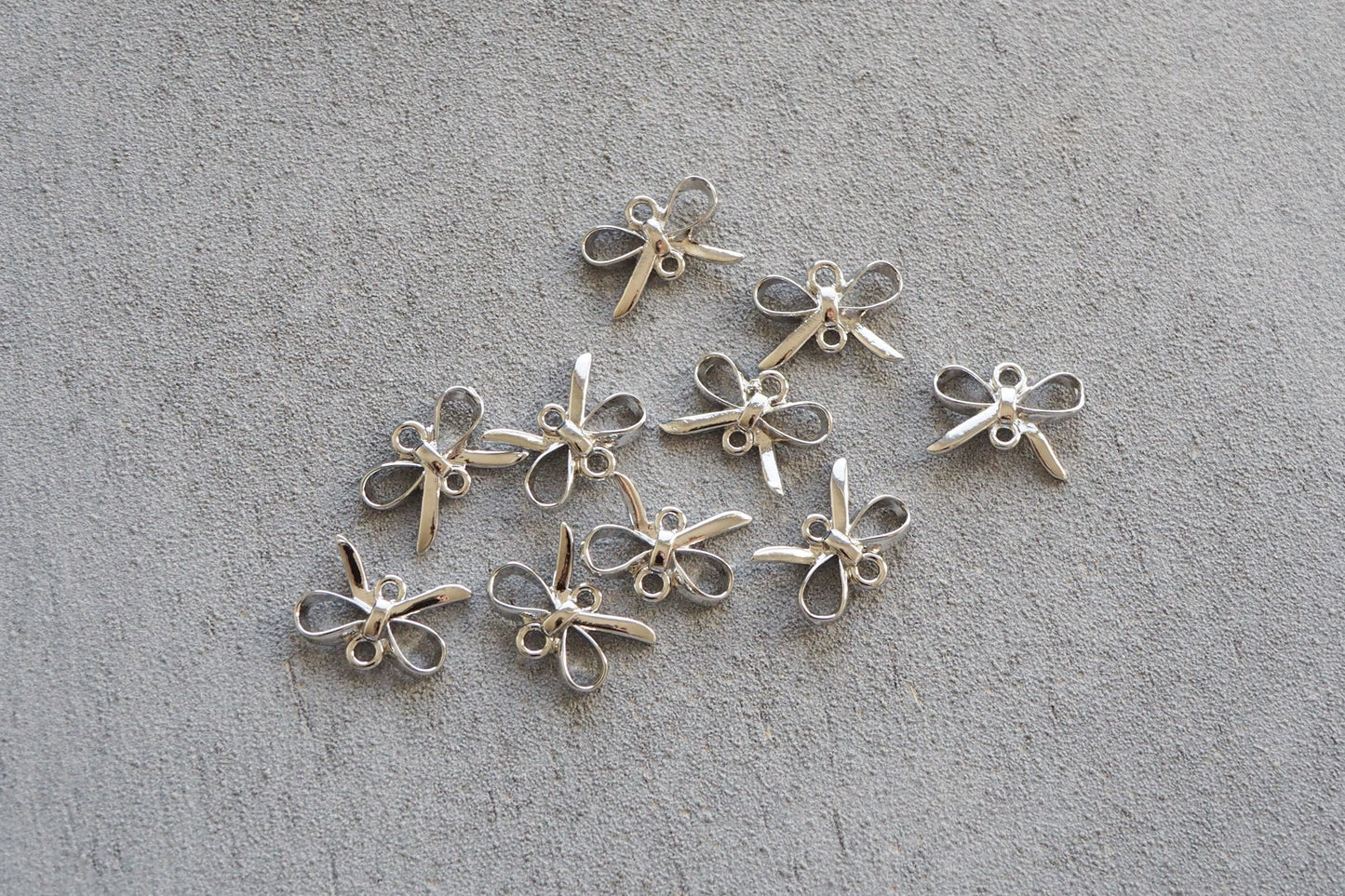 10 Schleifen Verbinder aus Messing echt vergoldet / platiniert, 14x10mm, Weihnachten Schleife Schleifchen, Schmuckzubehör