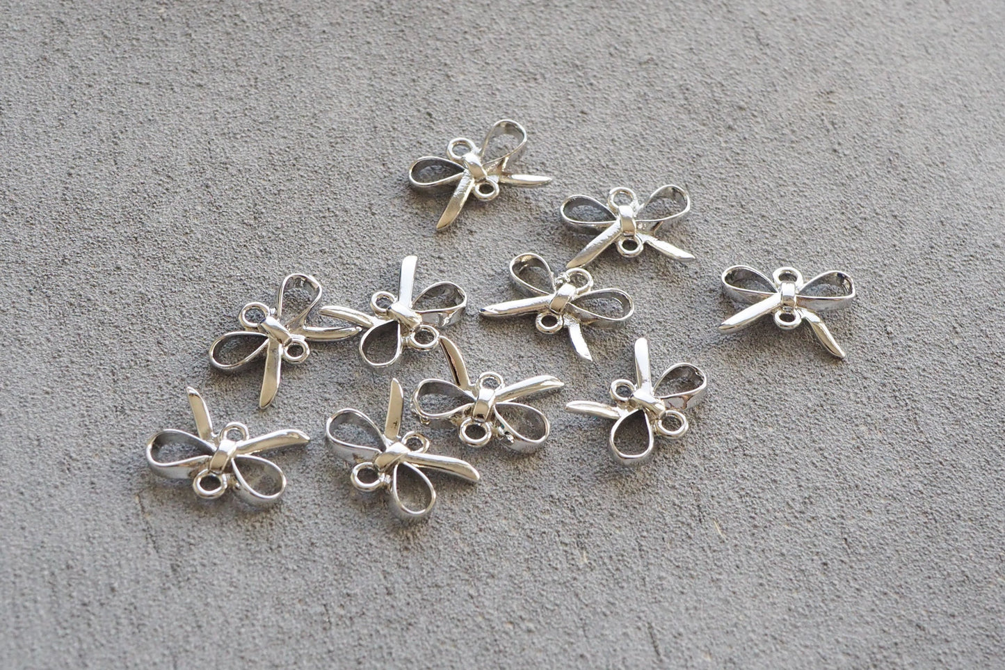 10 Schleifen Verbinder aus Messing echt vergoldet / platiniert, 14x10mm, Weihnachten Schleife Schleifchen, Schmuckzubehör