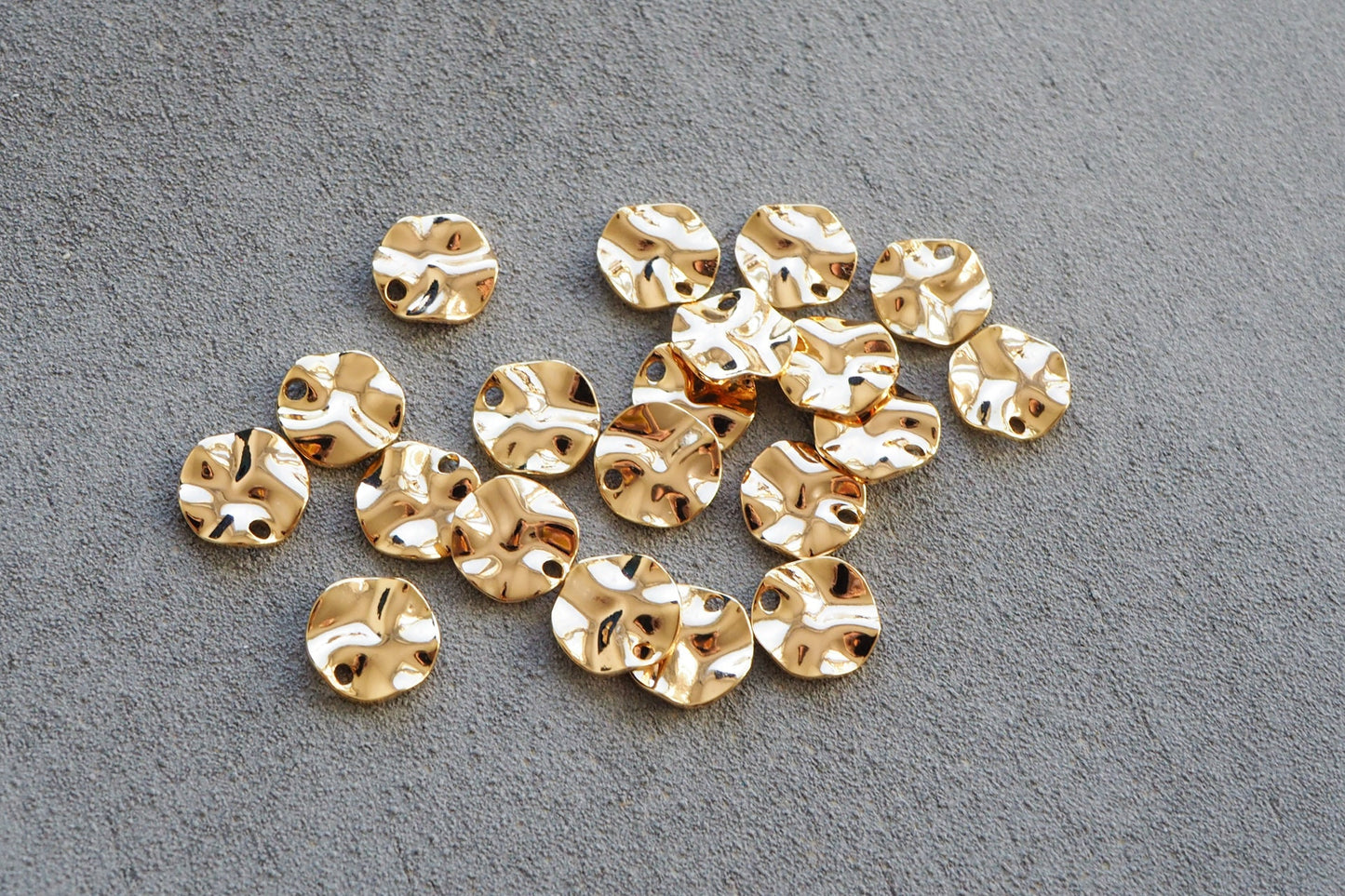 20 gewellte Anhänger 10mm aus Messing, 18 Karat vergoldet 925er Sterling versilbert, Plättchen Kreis rund, Schmuckzubehör