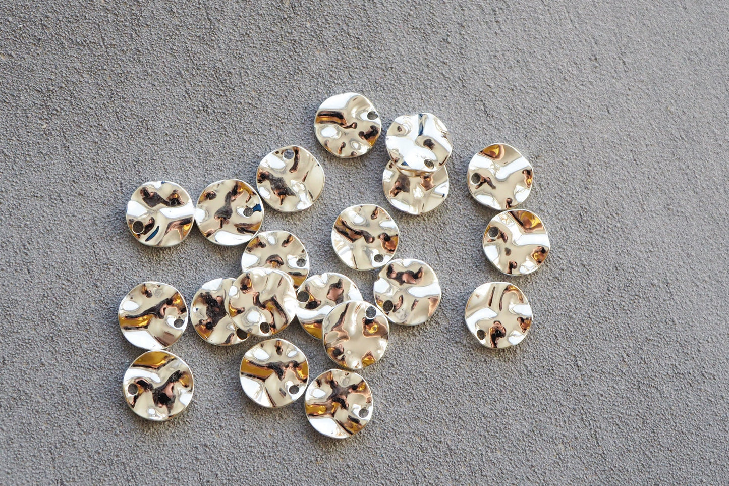 20 gewellte Anhänger 10mm aus Messing, 18 Karat vergoldet 925er Sterling versilbert, Plättchen Kreis rund, Schmuckzubehör