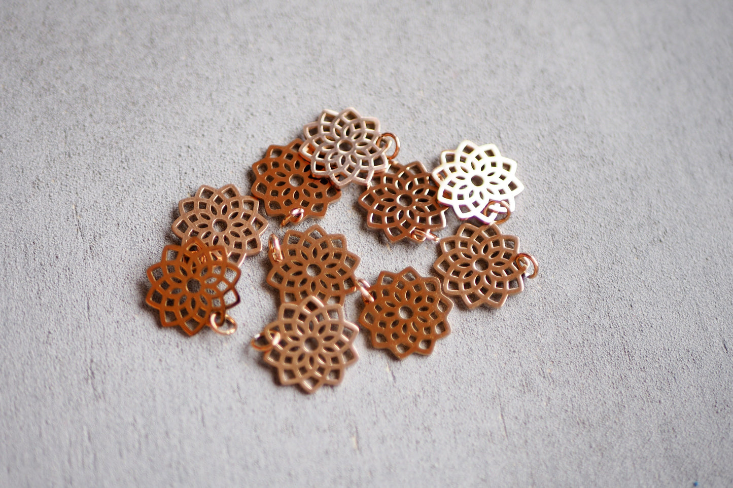 10 Mandala Anhänger aus Edelstahl, 16mm in Gold, Silber oder Roségold, Blume Yoga Symbol lasergeschnitten, Schmuckzubehör