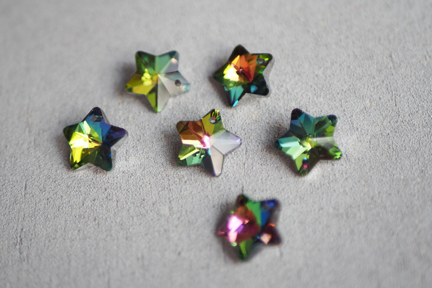10 Stern Anhänger aus Glas, 13mm x 7mm, facettiert und irisierend, verschiedene Farben weiß gold lila pink orange blau grün, Schmuckzubehör