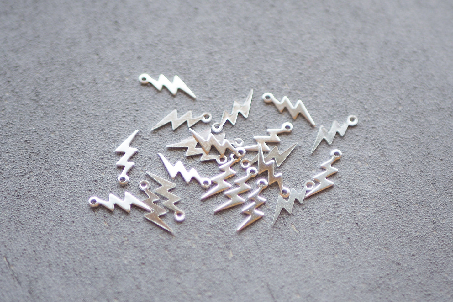 20 mini Blitz Anhänger 12mm aus Messing, 24 Karat vergoldet 925er Sterling versilbert, blitzförmig, Schmuckzubehör