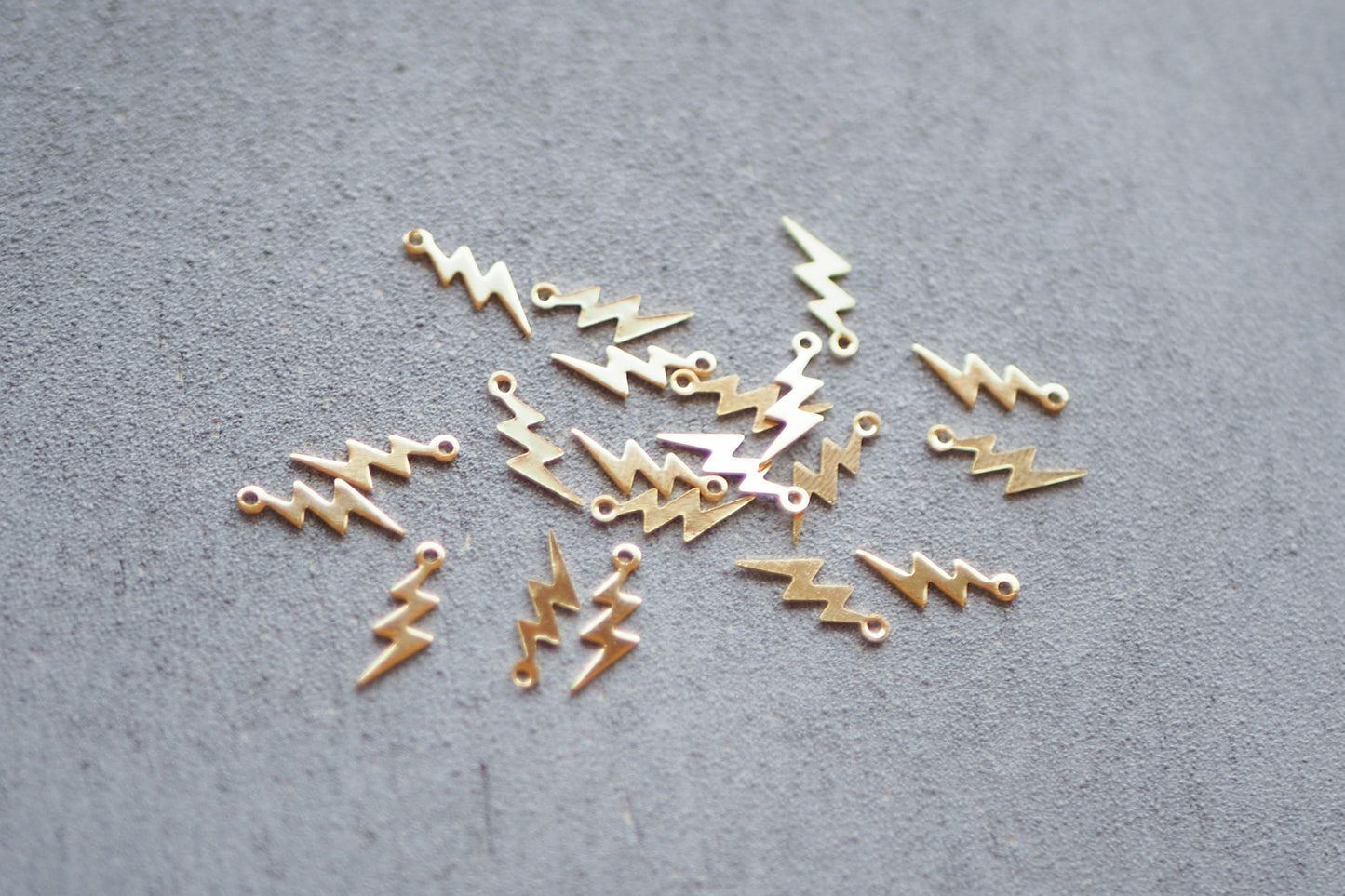 20 mini Blitz Anhänger 12mm aus Messing, 24 Karat vergoldet 925er Sterling versilbert, blitzförmig, Schmuckzubehör