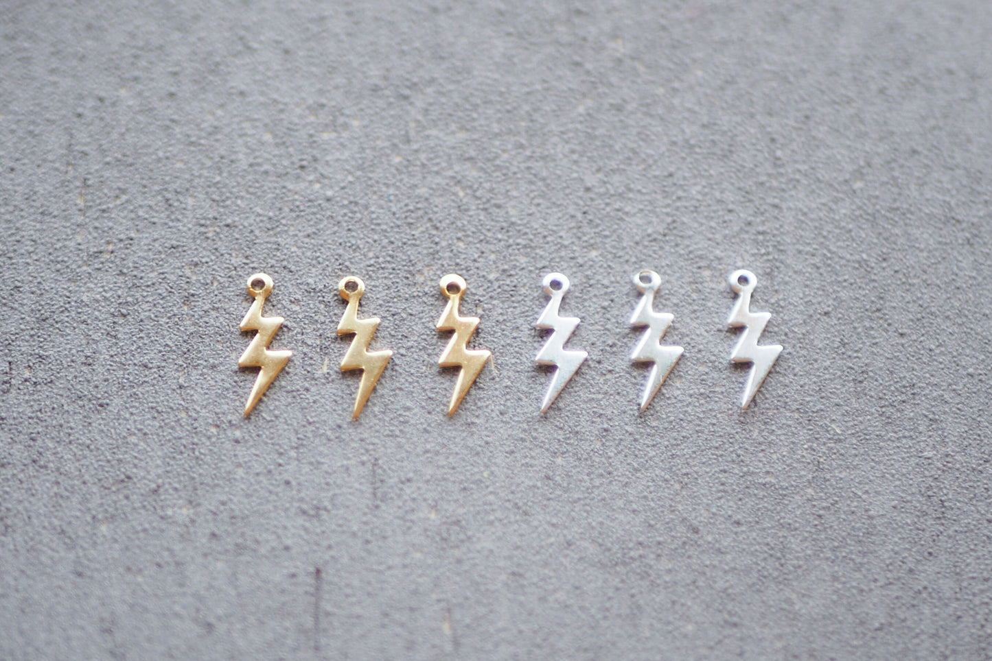 20 mini Blitz Anhänger 12mm aus Messing, 24 Karat vergoldet 925er Sterling versilbert, blitzförmig, Schmuckzubehör