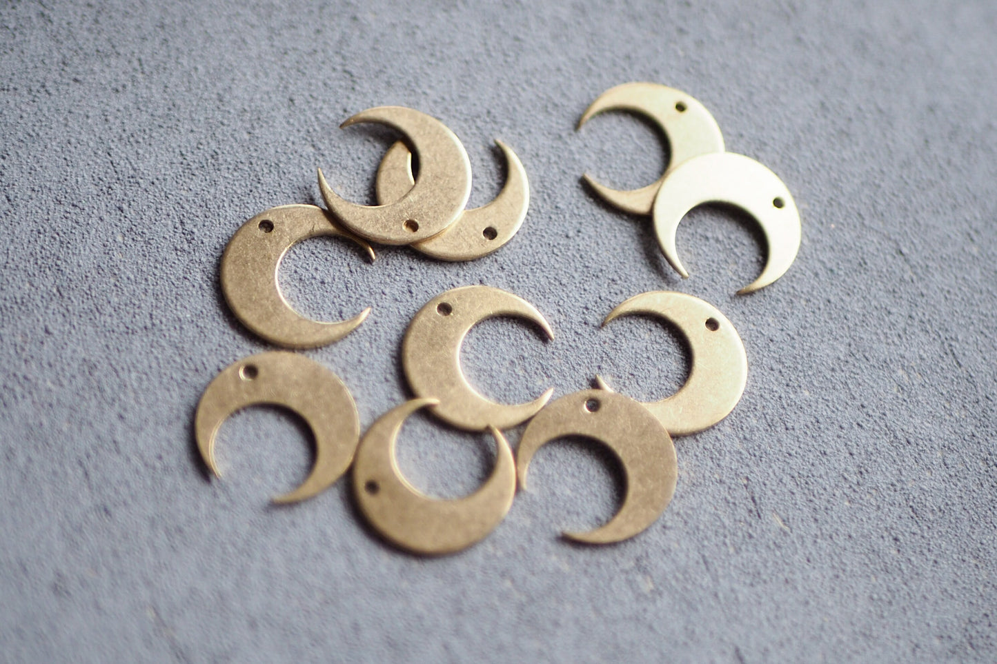 10 Mond Anhänger, 14mm, Messing roh oder platiniert, Silber Gold Sichelmond Mondphasen, Schmuckzubehör