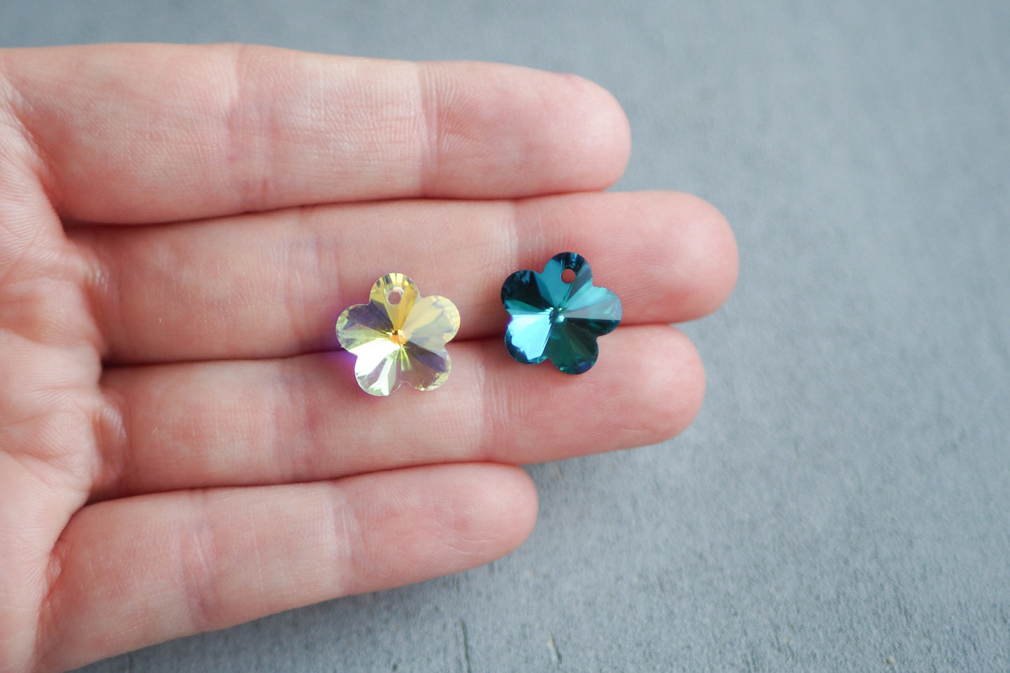10 Blumen Anhänger aus Glas, 14mm x 14mm, facettiert mit silbernen Rückseiten, weiß gold lila pink orange blau grün, Schmuckzubehör