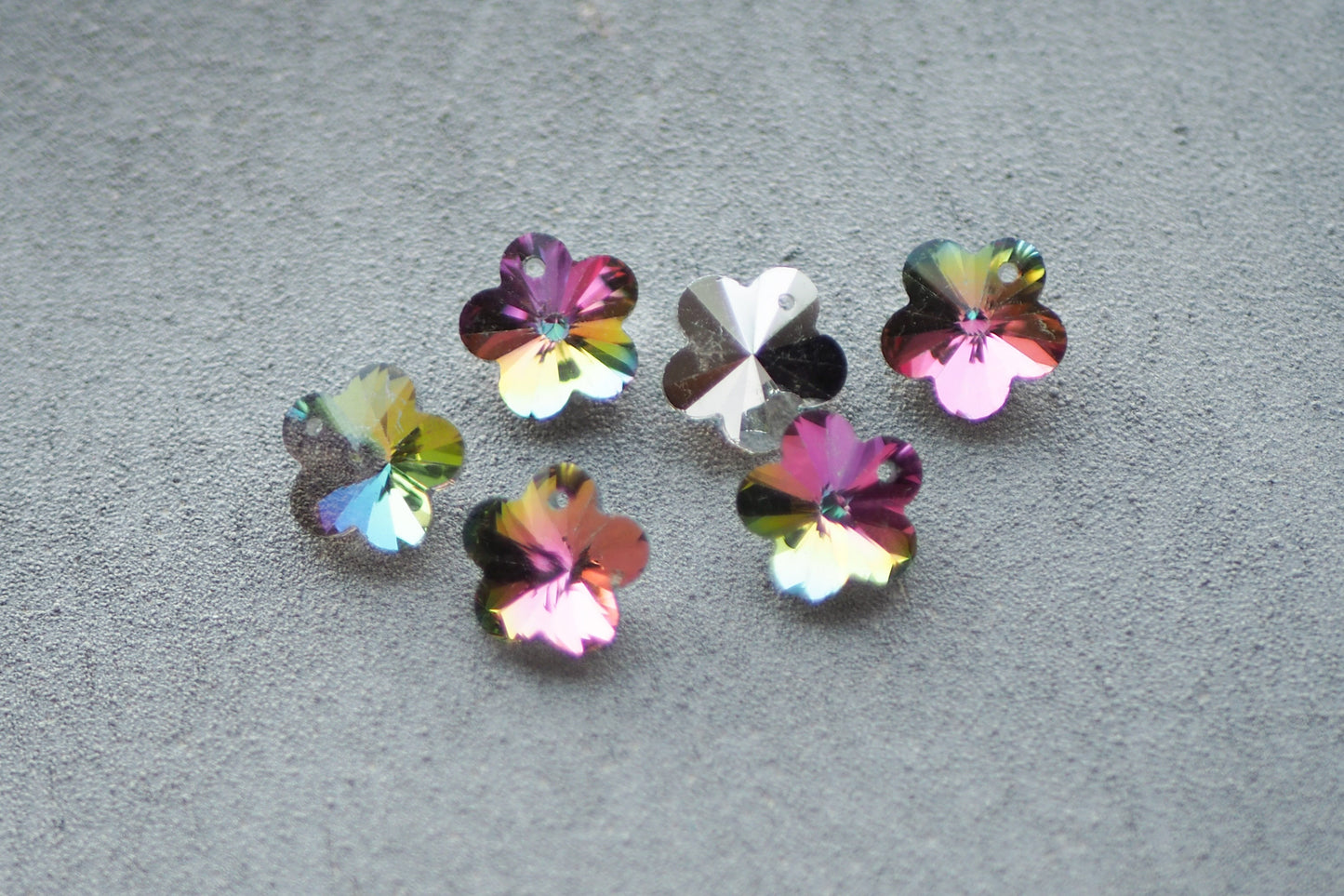 10 Blumen Anhänger aus Glas, 14mm x 14mm, facettiert mit silbernen Rückseiten, weiß gold lila pink orange blau grün, Schmuckzubehör