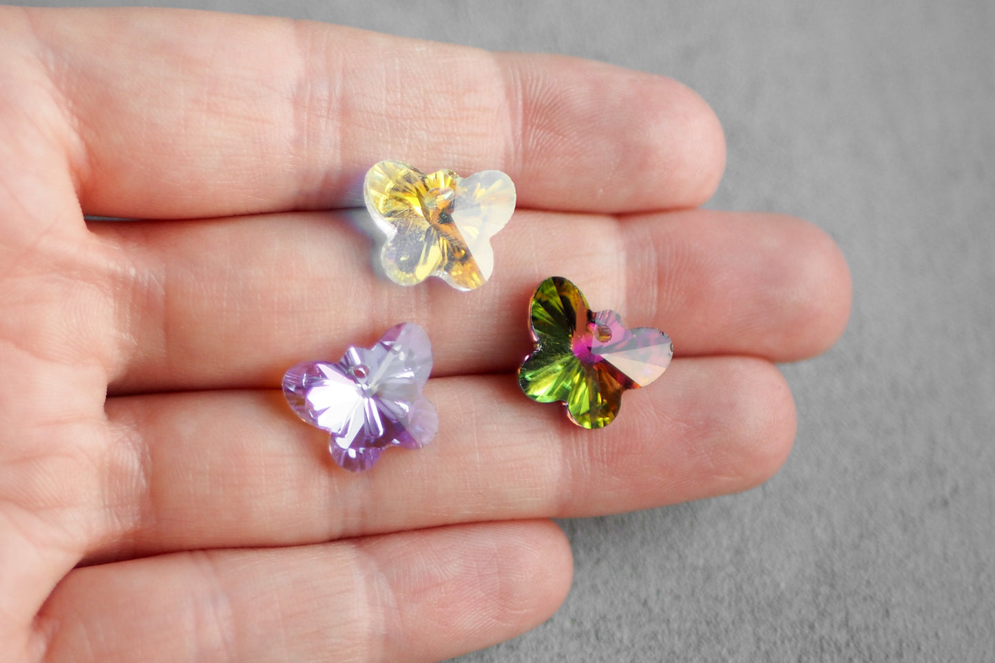 10 Schmetterling Anhänger aus Glas, 15mm x 12mm, facettiert irisierend Regenbogen, weiß gold lila bunt grün, Schmuckzubehör