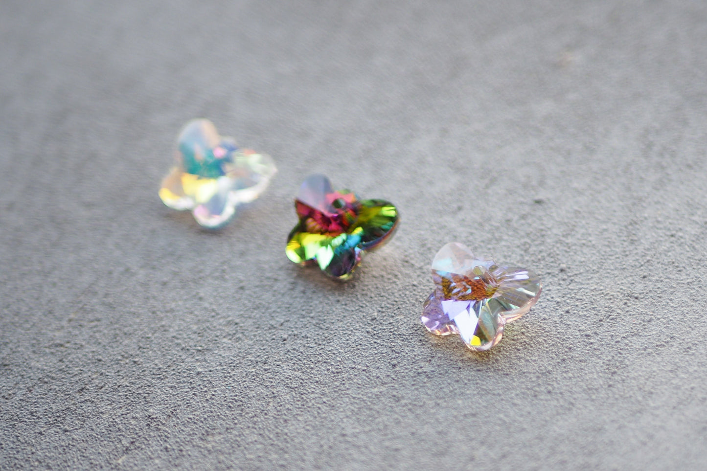 10 Schmetterling Anhänger aus Glas, 15mm x 12mm, facettiert irisierend Regenbogen, weiß gold lila bunt grün, Schmuckzubehör