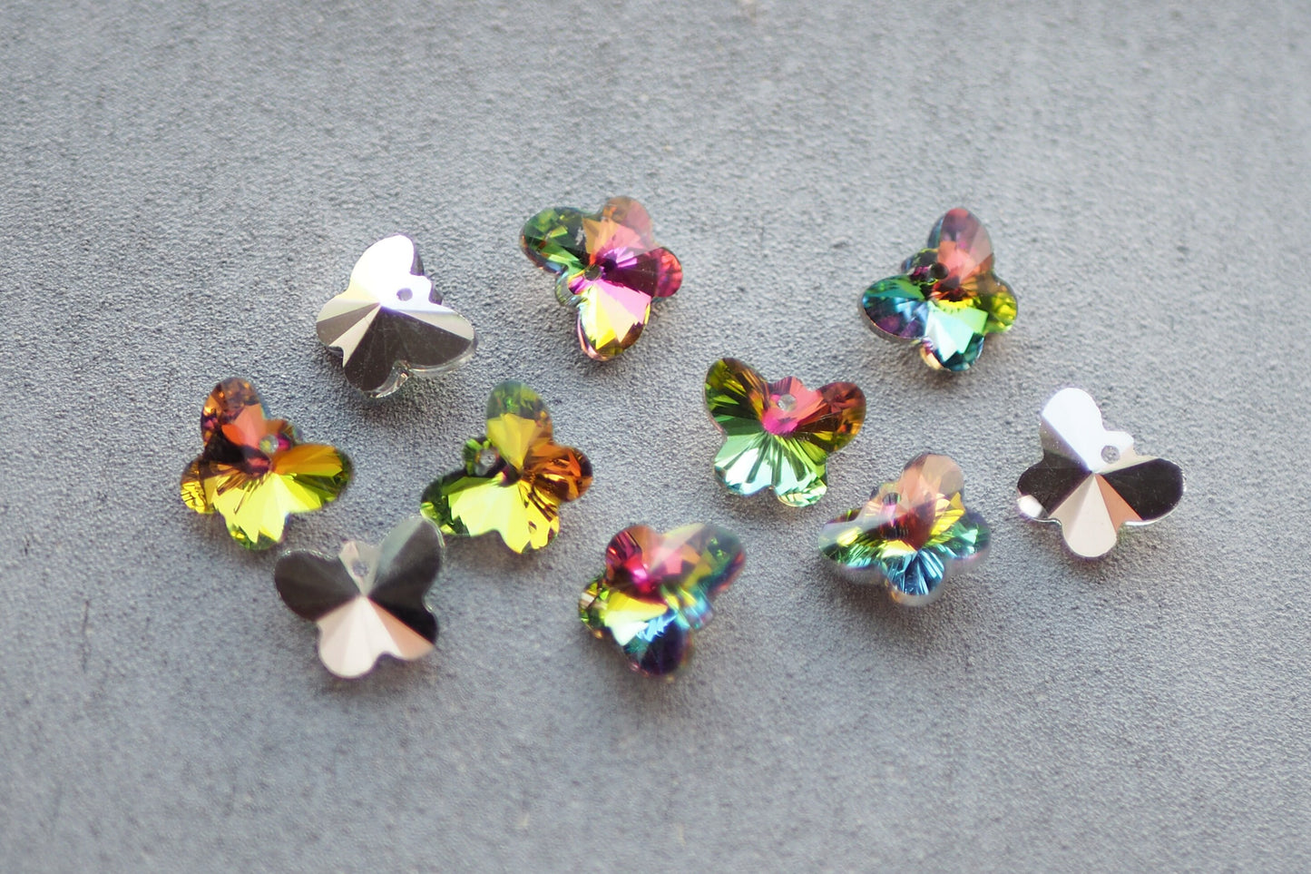 10 Schmetterling Anhänger aus Glas, 15mm x 12mm, facettiert irisierend Regenbogen, weiß gold lila bunt grün, Schmuckzubehör