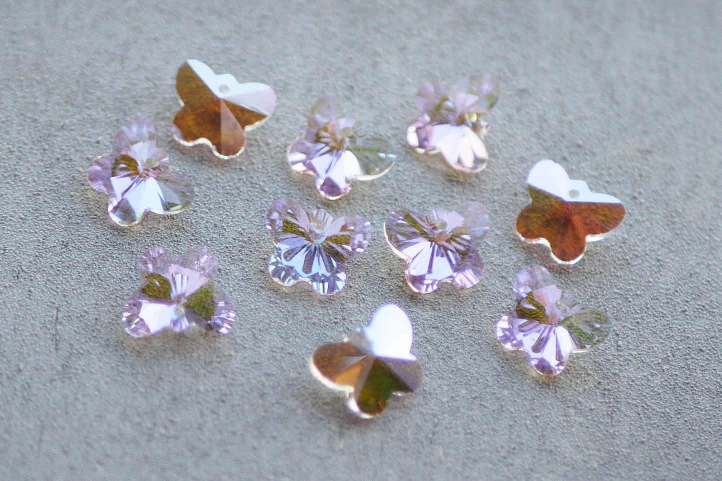 10 Schmetterling Anhänger aus Glas, 15mm x 12mm, facettiert irisierend Regenbogen, weiß gold lila bunt grün, Schmuckzubehör