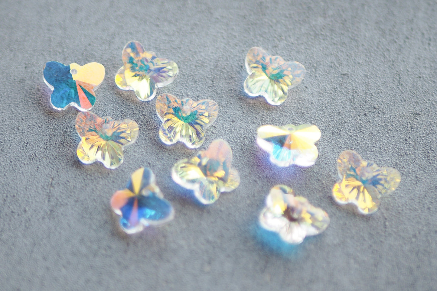 10 Schmetterling Anhänger aus Glas, 15mm x 12mm, facettiert irisierend Regenbogen, weiß gold lila bunt grün, Schmuckzubehör