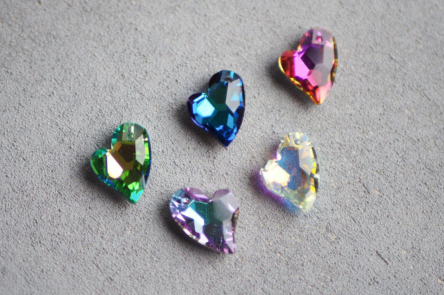 6 Herz Anhänger aus Glas, 17mm x 14mm, asymmetrisch facettiert irisierend, weiß gold lila pink orange blau grün, Schmuckzubehör