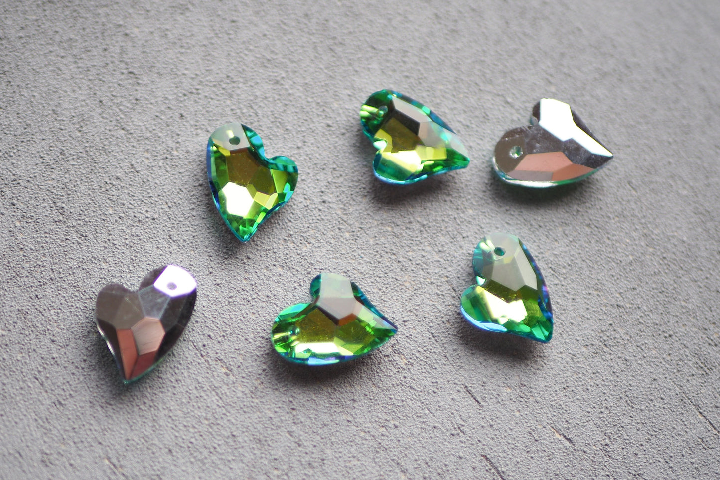 6 Herz Anhänger aus Glas, 17mm x 14mm, asymmetrisch facettiert irisierend, weiß gold lila pink orange blau grün, Schmuckzubehör