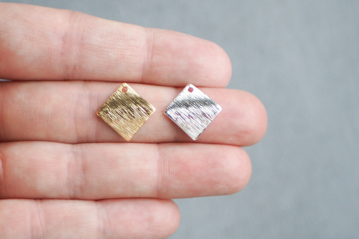 10 quadratische, gebogene Anhänger aus gebürstetem Messing, 24 Karat vergoldet o. 925er versilbert, geometrisch viereckig, Schmuckzubehör