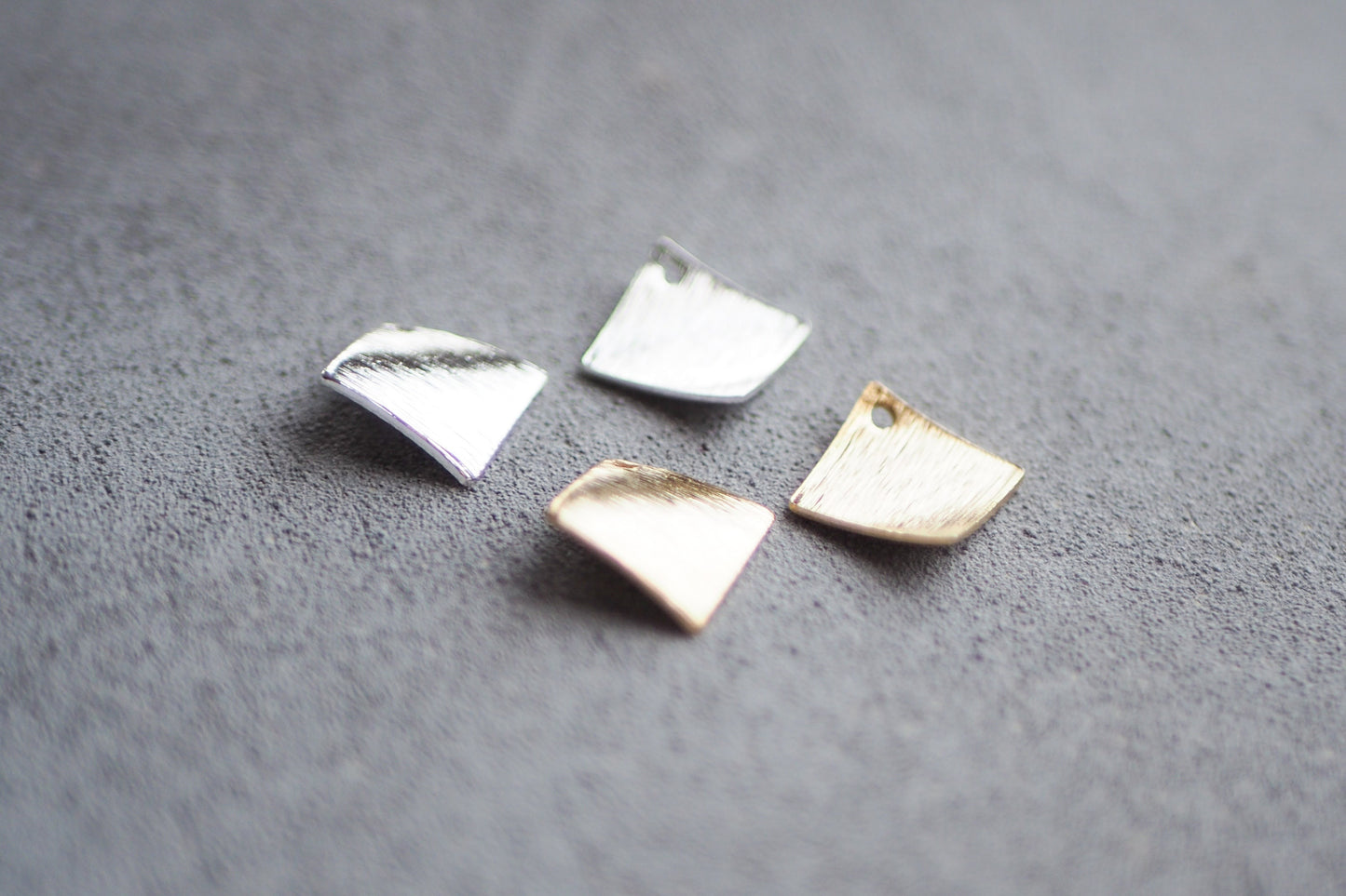 10 quadratische, gebogene Anhänger aus gebürstetem Messing, 24 Karat vergoldet o. 925er versilbert, geometrisch viereckig, Schmuckzubehör
