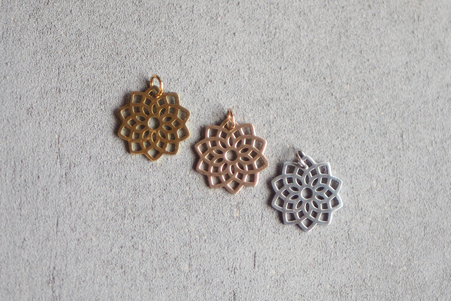 10 Mandala Anhänger aus Edelstahl, 16mm in Gold, Silber oder Roségold, Blume Yoga Symbol lasergeschnitten, Schmuckzubehör