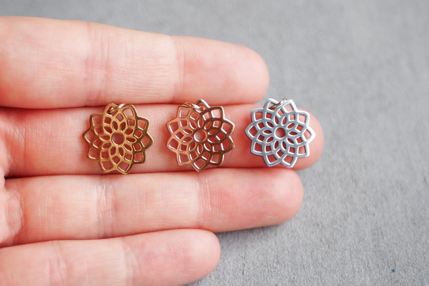 10 Mandala Anhänger aus Edelstahl, 16mm in Gold, Silber oder Roségold, Blume Yoga Symbol lasergeschnitten, Schmuckzubehör