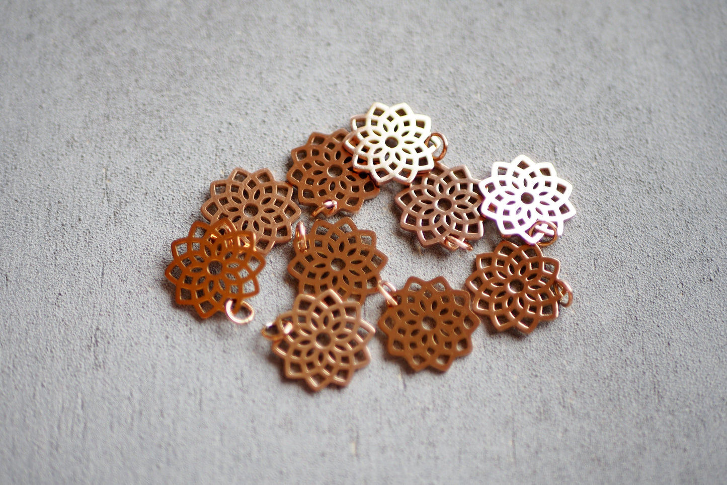 10 Mandala Anhänger aus Edelstahl, 16mm in Gold, Silber oder Roségold, Blume Yoga Symbol lasergeschnitten, Schmuckzubehör