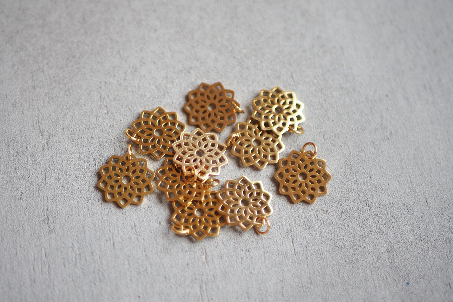 10 Mandala Anhänger aus Edelstahl, 16mm in Gold, Silber oder Roségold, Blume Yoga Symbol lasergeschnitten, Schmuckzubehör