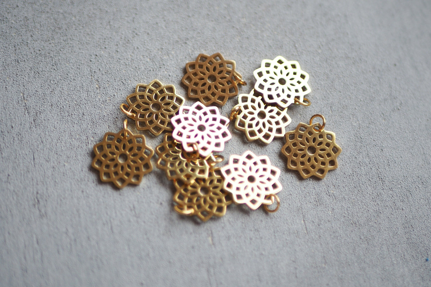 10 Mandala Anhänger aus Edelstahl, 16mm in Gold, Silber oder Roségold, Blume Yoga Symbol lasergeschnitten, Schmuckzubehör