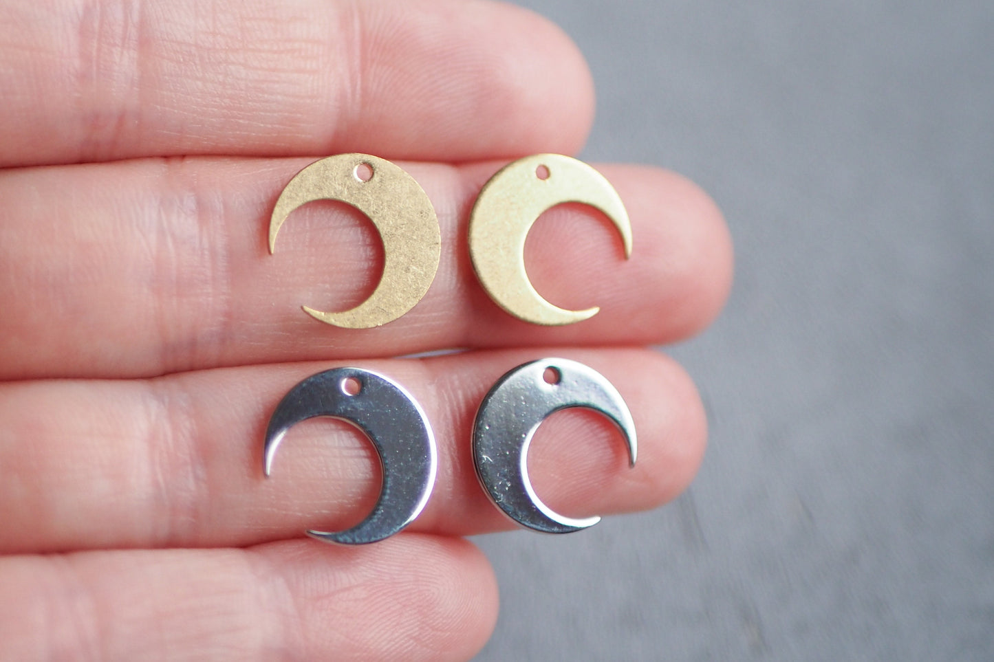 10 Mond Anhänger, 14mm, Messing roh oder platiniert, Silber Gold Sichelmond Mondphasen, Schmuckzubehör