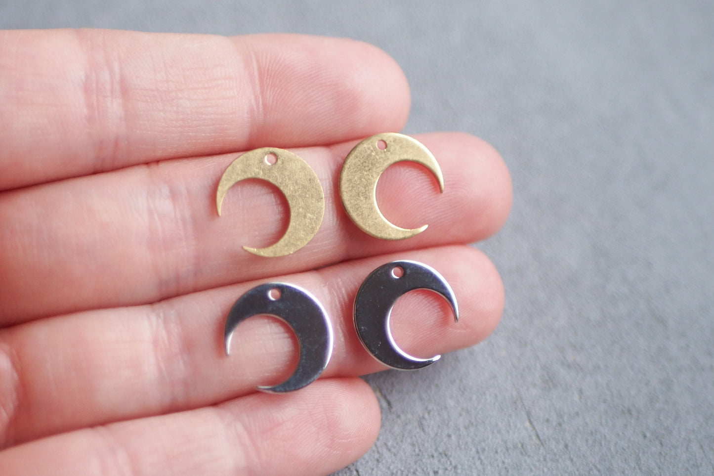 10 Mond Anhänger, 14mm, Messing roh oder platiniert, Silber Gold Sichelmond Mondphasen, Schmuckzubehör