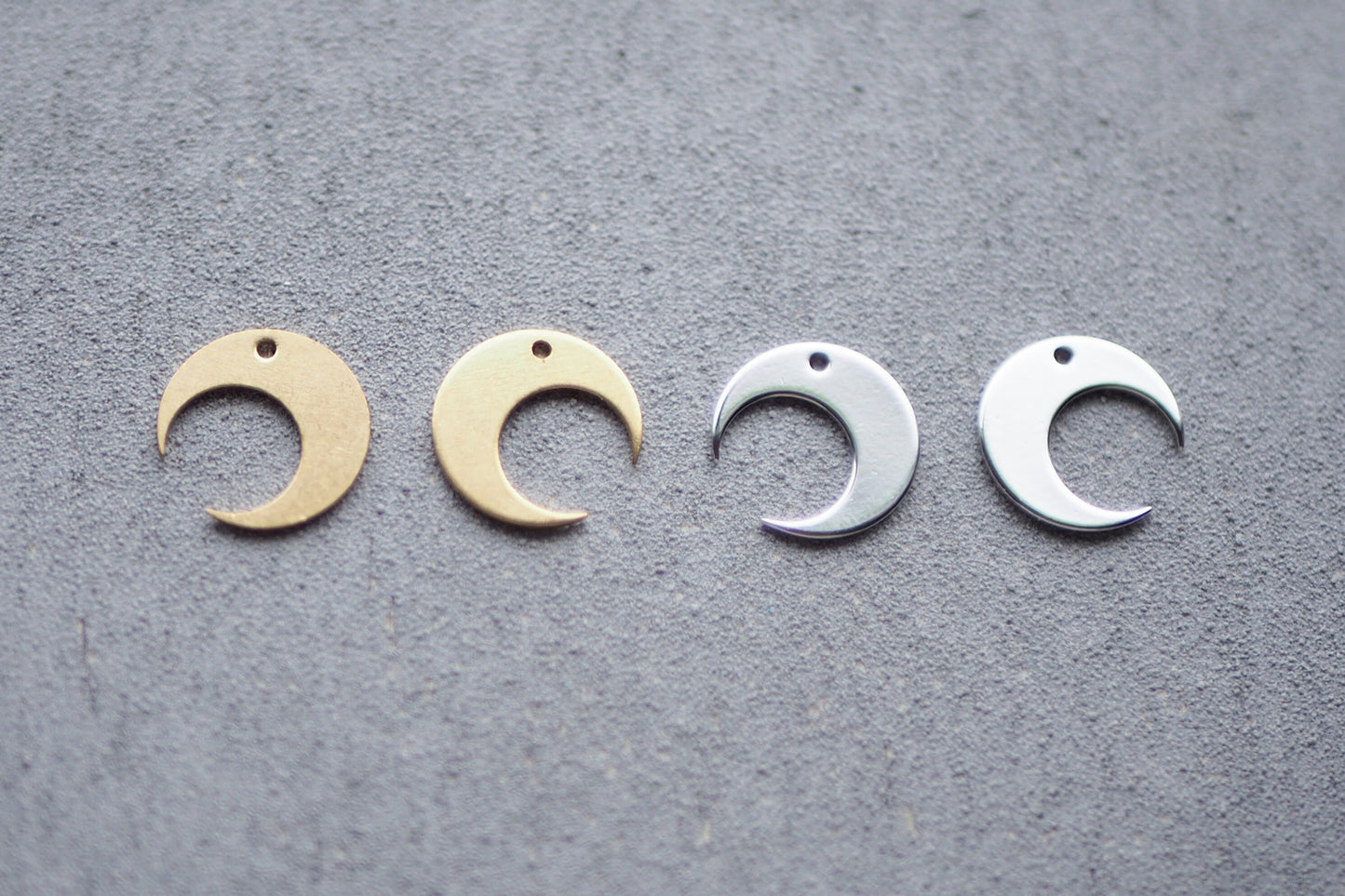 10 Mond Anhänger, 14mm, Messing roh oder platiniert, Silber Gold Sichelmond Mondphasen, Schmuckzubehör