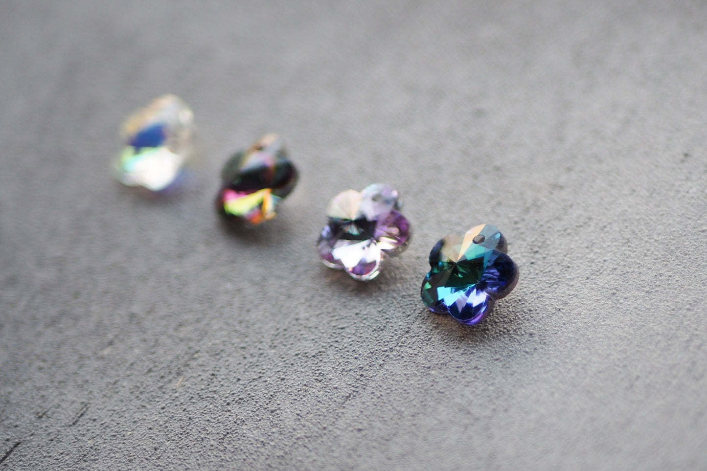 10 Blumen Anhänger aus Glas, 14mm x 14mm, facettiert mit silbernen Rückseiten, weiß gold lila pink orange blau grün, Schmuckzubehör