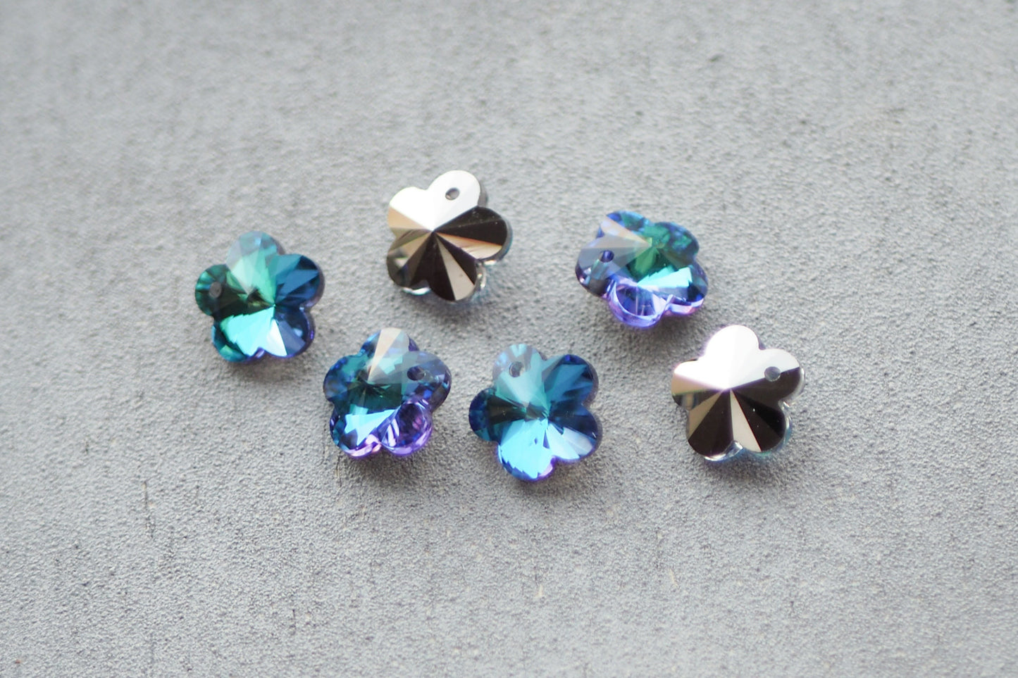 10 Blumen Anhänger aus Glas, 14mm x 14mm, facettiert mit silbernen Rückseiten, weiß gold lila pink orange blau grün, Schmuckzubehör