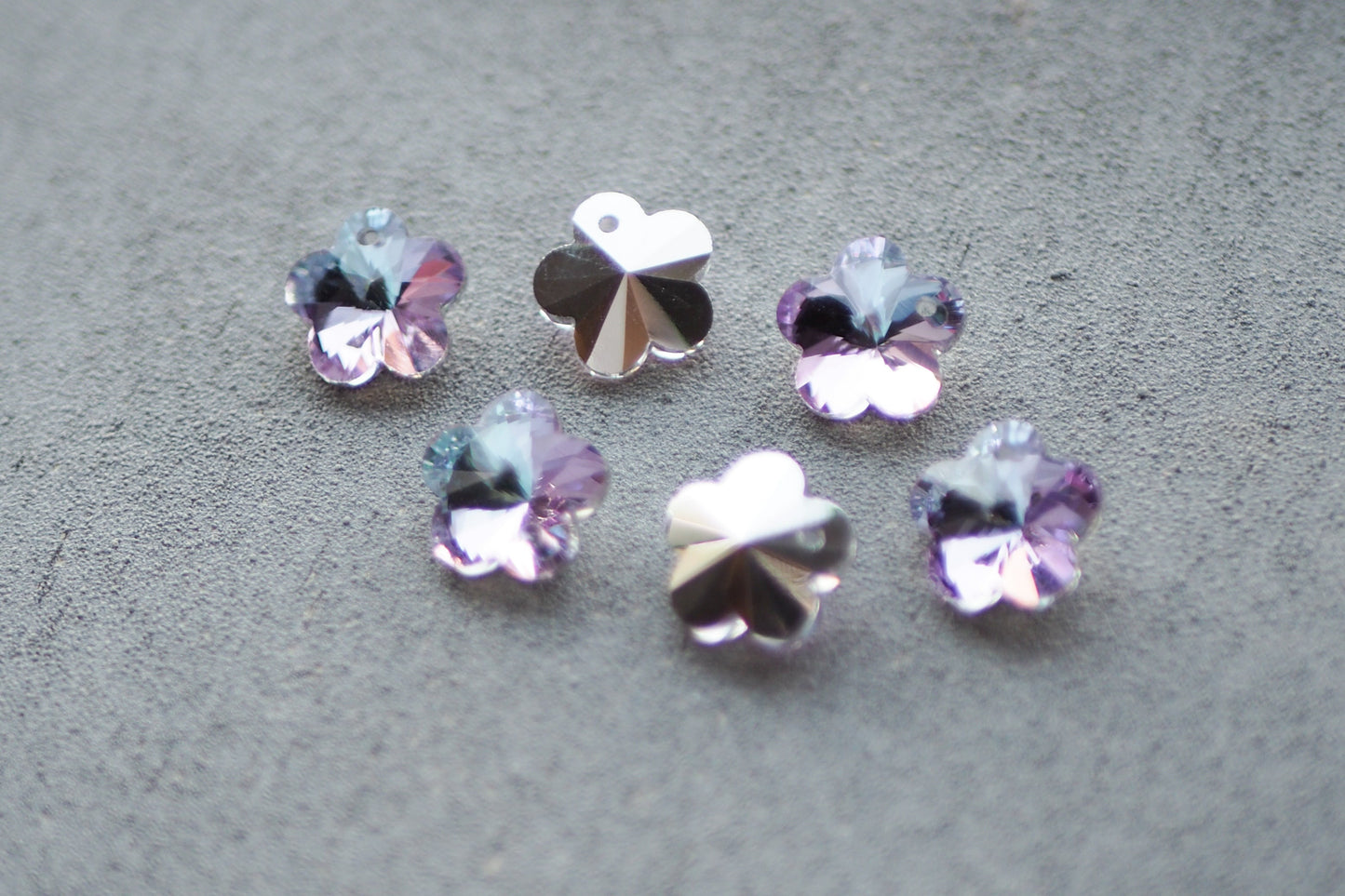 10 Blumen Anhänger aus Glas, 14mm x 14mm, facettiert mit silbernen Rückseiten, weiß gold lila pink orange blau grün, Schmuckzubehör