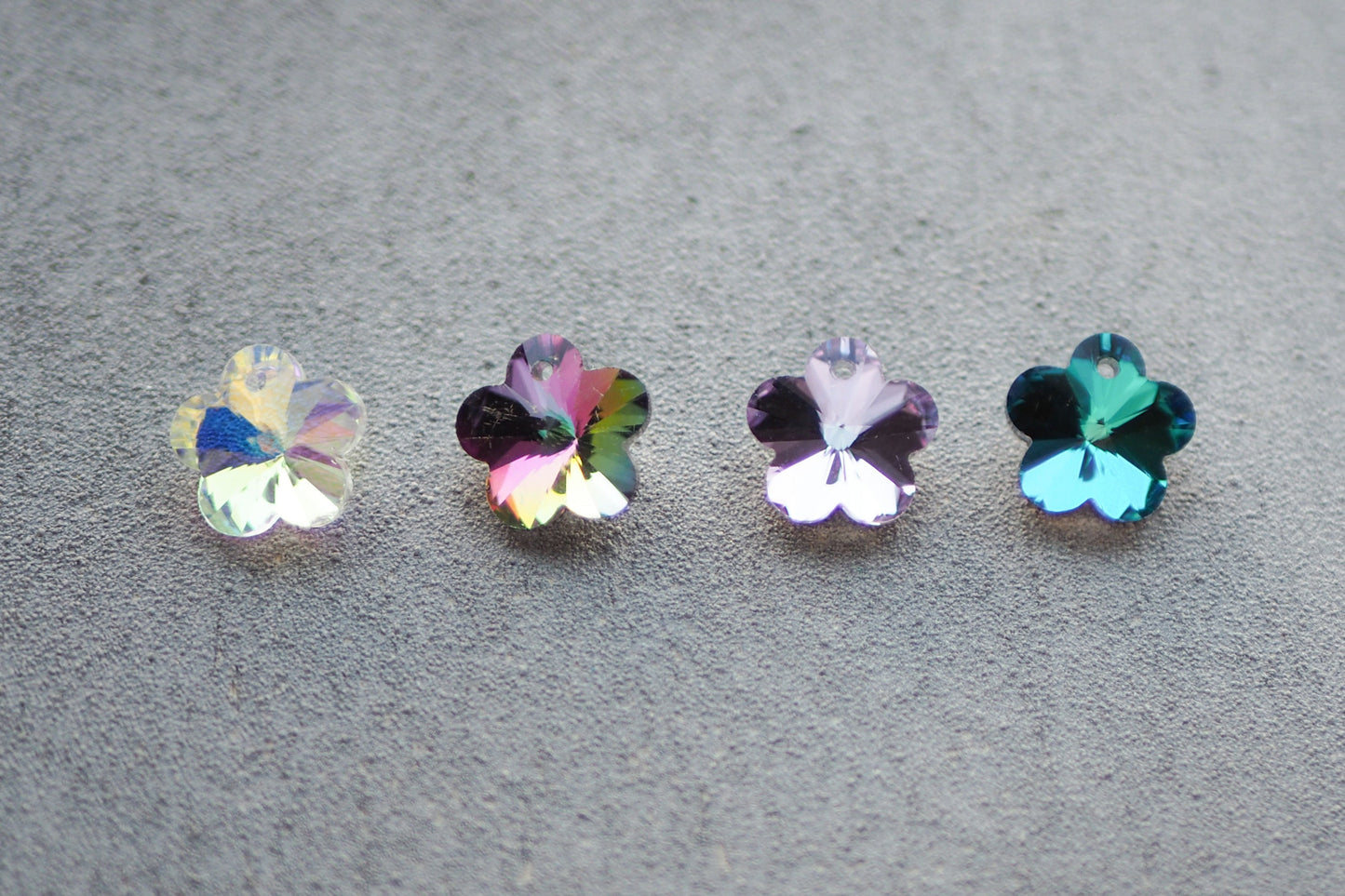 10 Blumen Anhänger aus Glas, 14mm x 14mm, facettiert mit silbernen Rückseiten, weiß gold lila pink orange blau grün, Schmuckzubehör