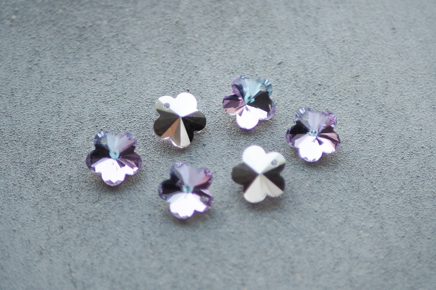 10 Blumen Anhänger aus Glas, 14mm x 14mm, facettiert mit silbernen Rückseiten, weiß gold lila pink orange blau grün, Schmuckzubehör