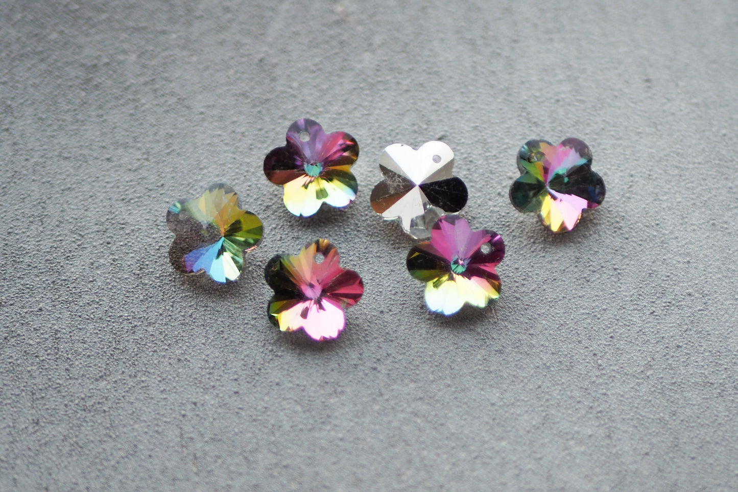 10 Blumen Anhänger aus Glas, 14mm x 14mm, facettiert mit silbernen Rückseiten, weiß gold lila pink orange blau grün, Schmuckzubehör