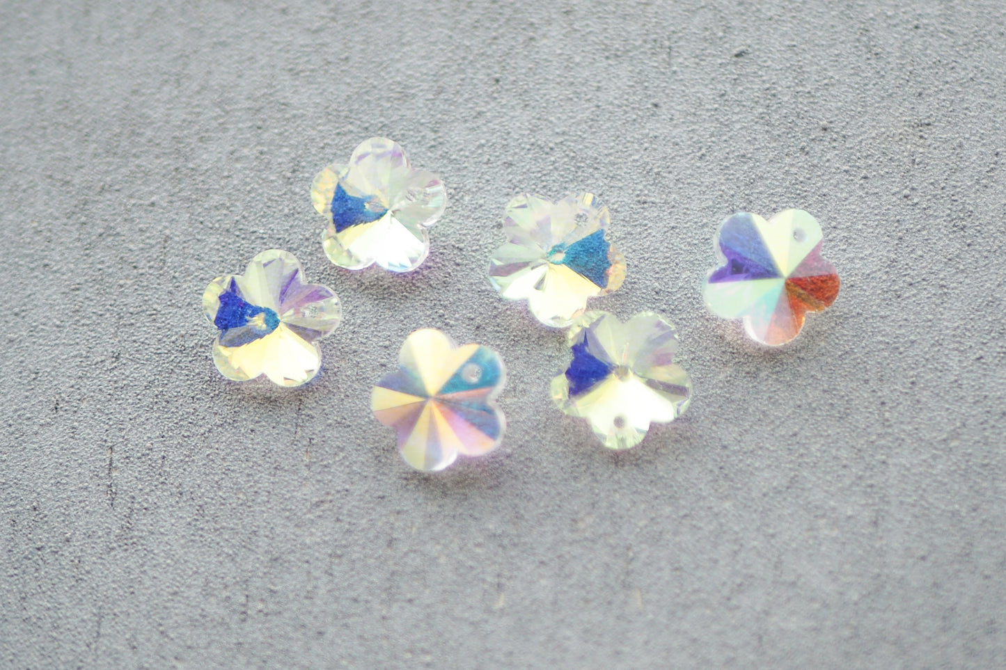 10 Blumen Anhänger aus Glas, 14mm x 14mm, facettiert mit silbernen Rückseiten, weiß gold lila pink orange blau grün, Schmuckzubehör