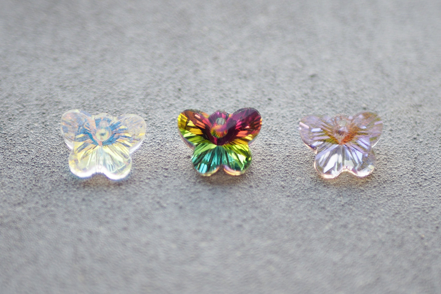 10 Schmetterling Anhänger aus Glas, 15mm x 12mm, facettiert irisierend Regenbogen, weiß gold lila bunt grün, Schmuckzubehör