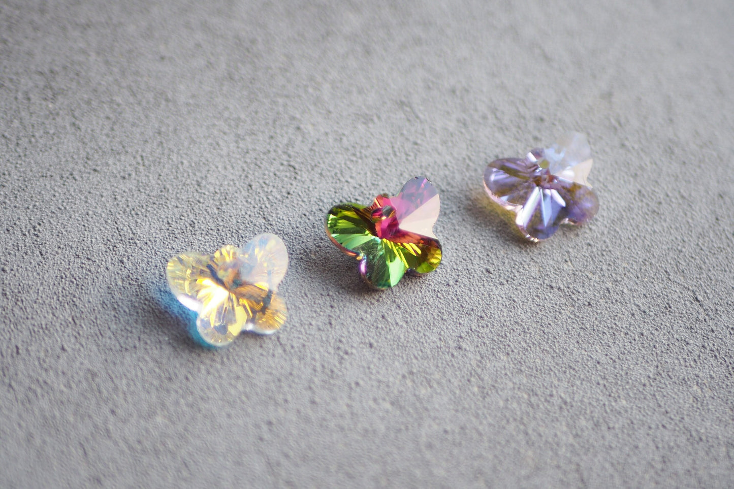 10 Schmetterling Anhänger aus Glas, 15mm x 12mm, facettiert irisierend Regenbogen, weiß gold lila bunt grün, Schmuckzubehör