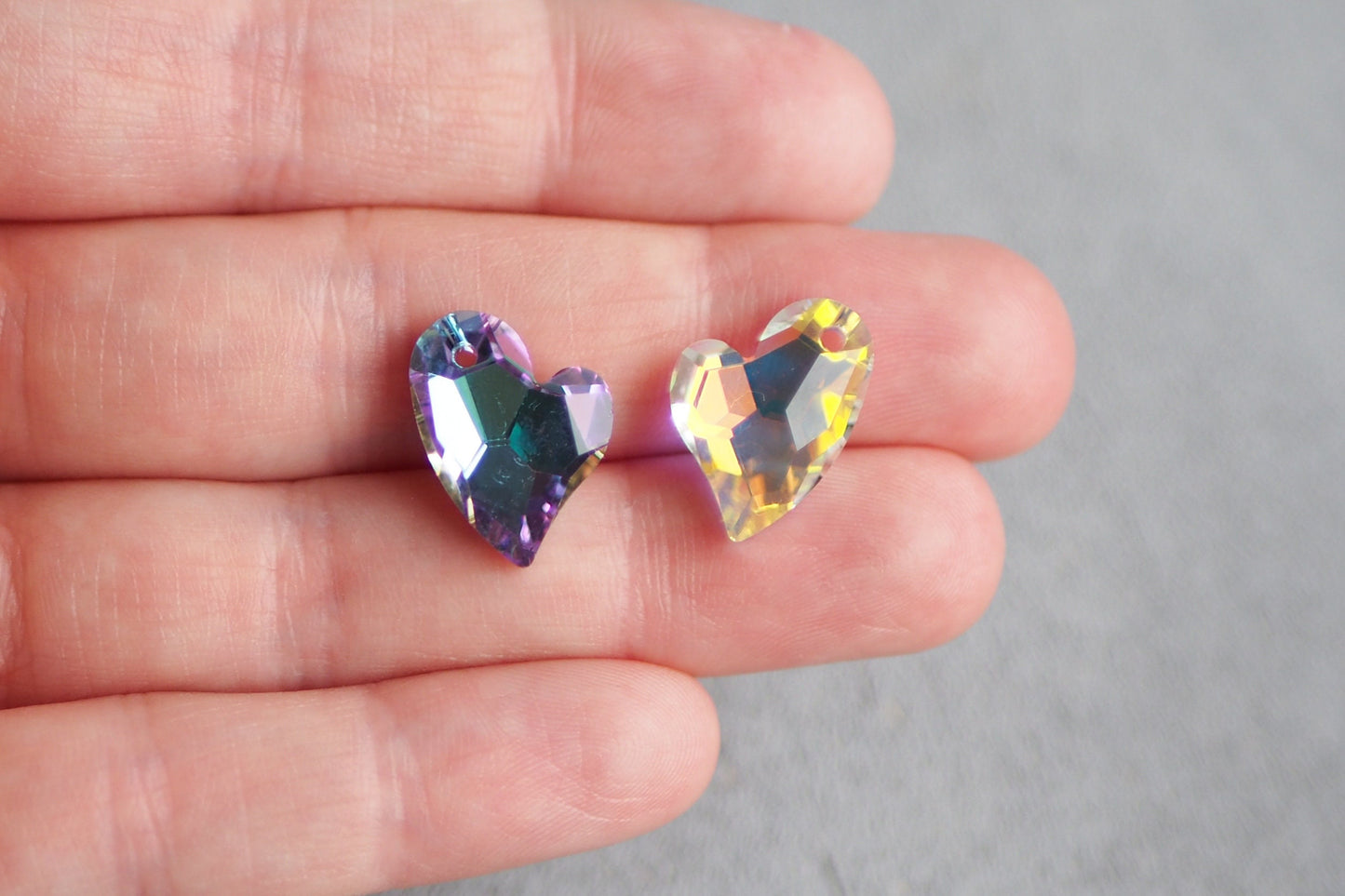 6 Herz Anhänger aus Glas, 17mm x 14mm, asymmetrisch facettiert irisierend, weiß gold lila pink orange blau grün, Schmuckzubehör