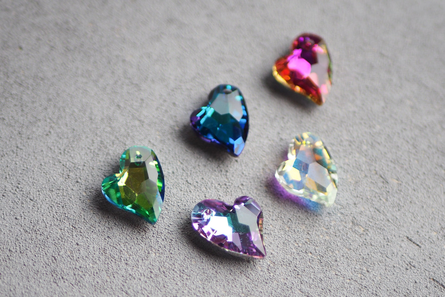6 Herz Anhänger aus Glas, 17mm x 14mm, asymmetrisch facettiert irisierend, weiß gold lila pink orange blau grün, Schmuckzubehör
