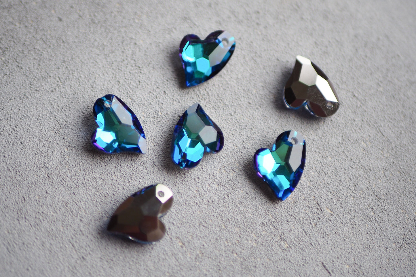 6 Herz Anhänger aus Glas, 17mm x 14mm, asymmetrisch facettiert irisierend, weiß gold lila pink orange blau grün, Schmuckzubehör