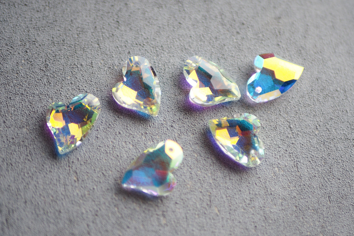 6 Herz Anhänger aus Glas, 17mm x 14mm, asymmetrisch facettiert irisierend, weiß gold lila pink orange blau grün, Schmuckzubehör