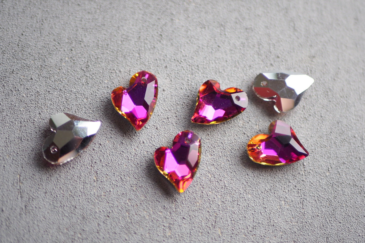 6 Herz Anhänger aus Glas, 17mm x 14mm, asymmetrisch facettiert irisierend, weiß gold lila pink orange blau grün, Schmuckzubehör