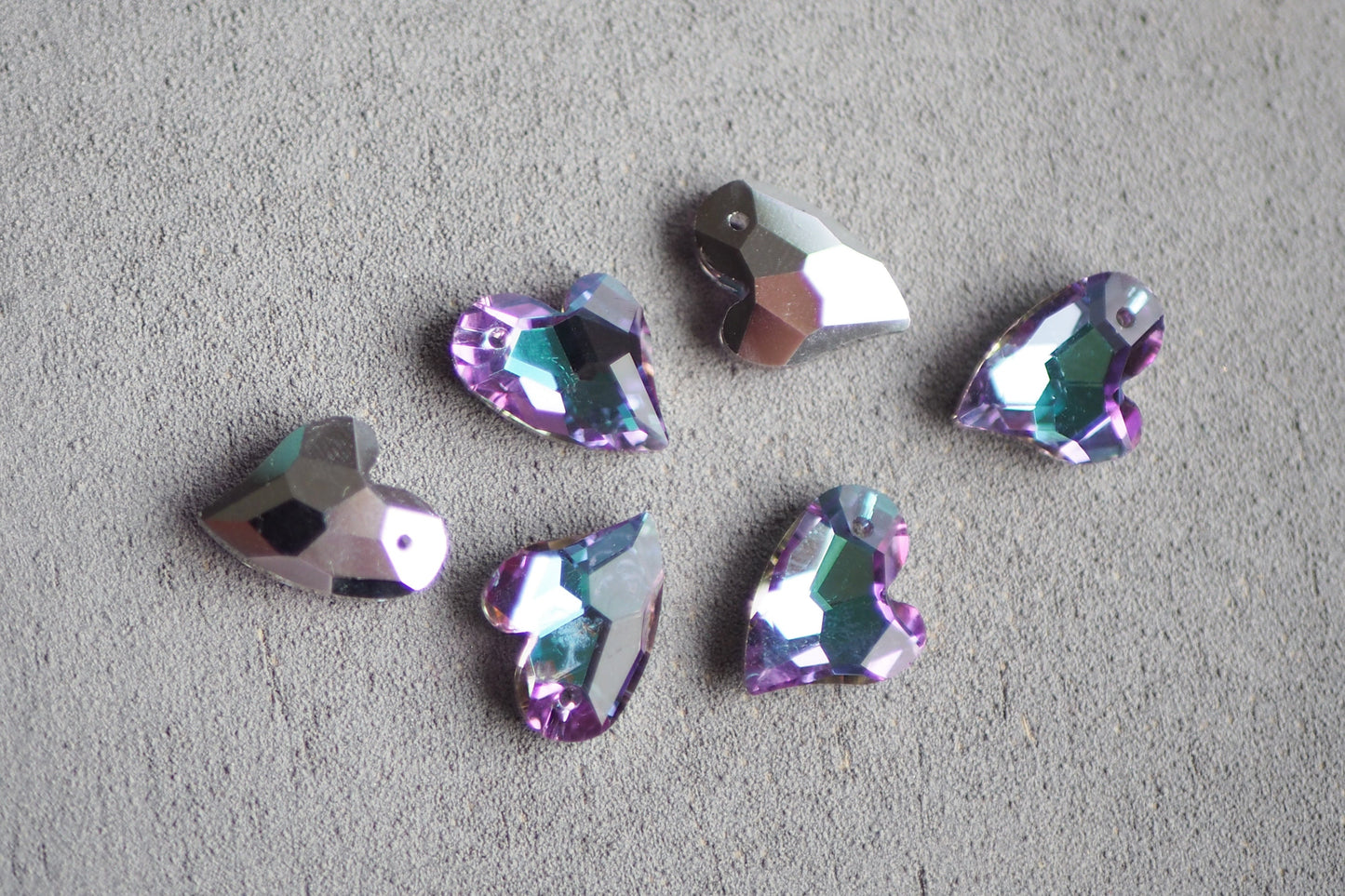 6 Herz Anhänger aus Glas, 17mm x 14mm, asymmetrisch facettiert irisierend, weiß gold lila pink orange blau grün, Schmuckzubehör