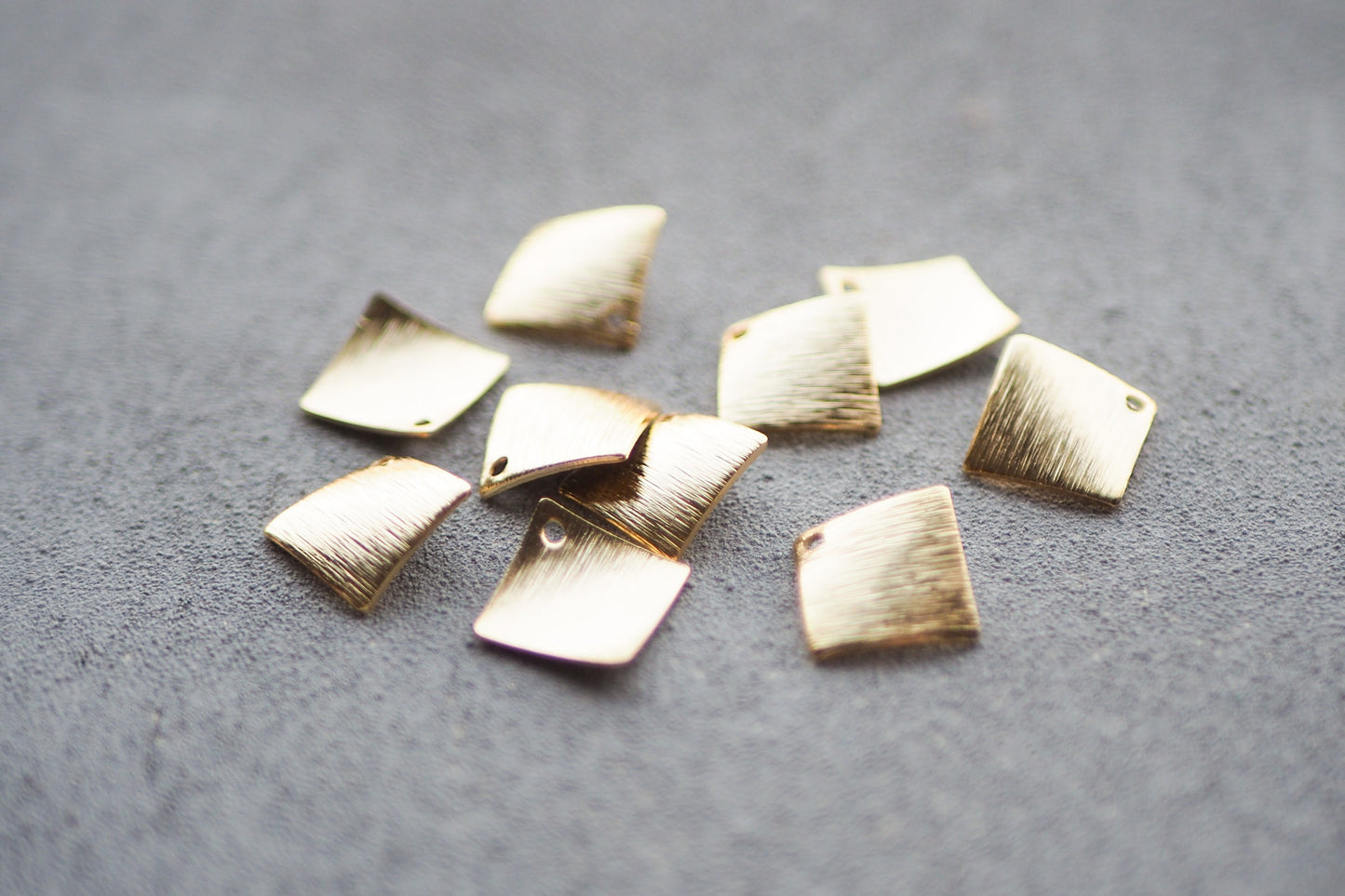 10 quadratische, gebogene Anhänger aus gebürstetem Messing, 24 Karat vergoldet o. 925er versilbert, geometrisch viereckig, Schmuckzubehör