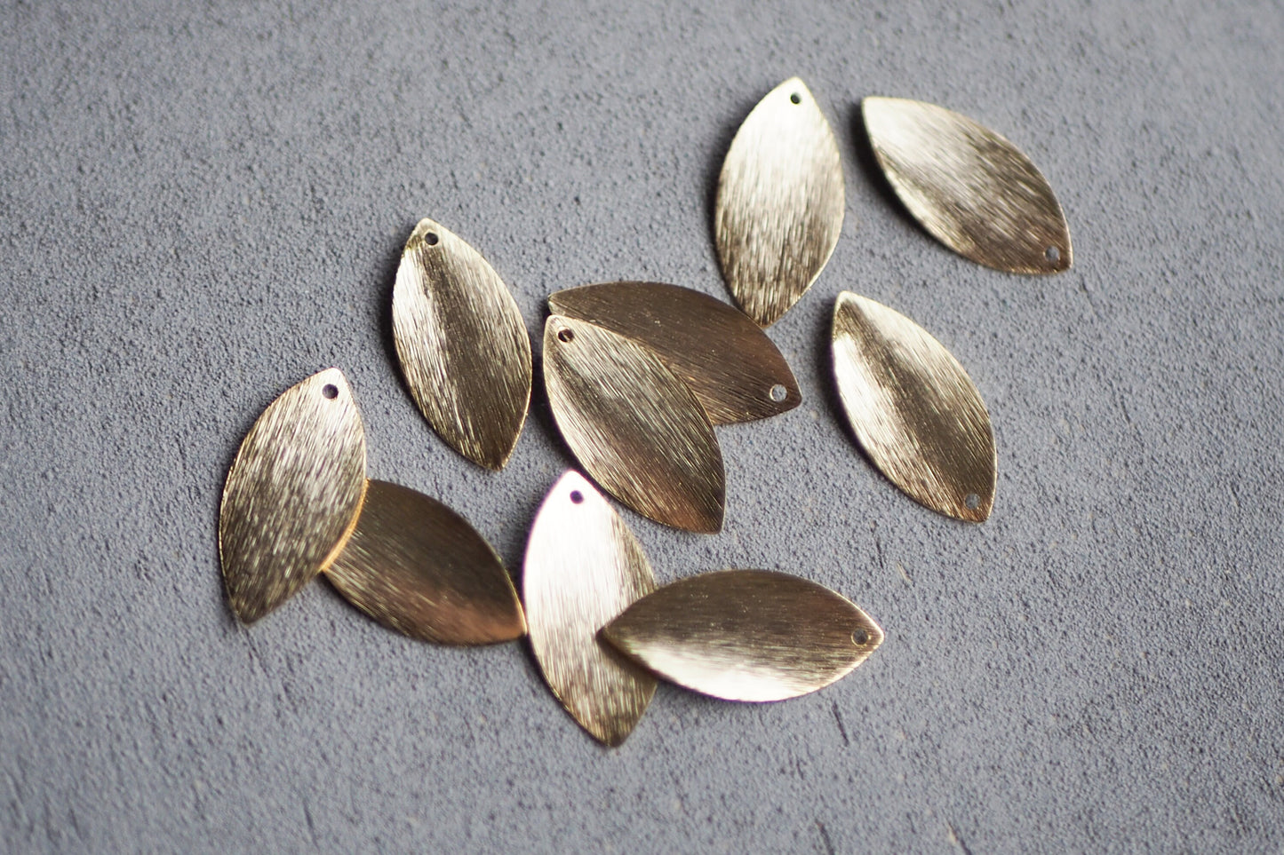 10 gebogene gebürstete Anhänger Blattform, 18 Karat vergoldet o. echt platiniert, aus Messing, Horseye Oval Tropfen, Schmuckzubehör